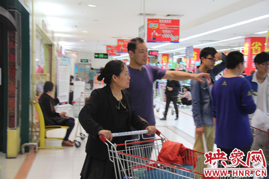 映象網(wǎng)工作人員向市民介紹本次活動