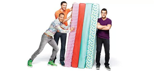 Airbnb 公司的三位創(chuàng)始人，以及他們最早的 Airbed