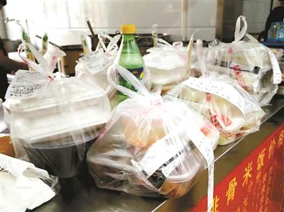 一餐館的“飯口”時(shí)段，等待“出發(fā)”的外賣擺滿案臺(tái)