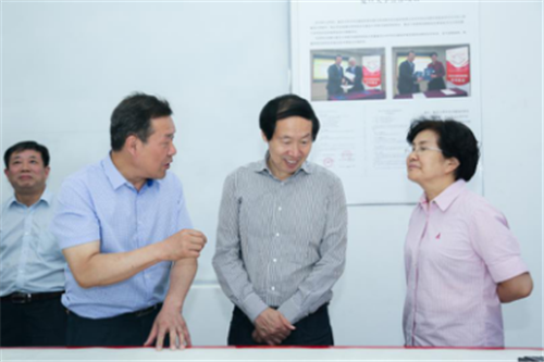 馬維理董事長向劉局長介紹“全國十佳文博技術產品”-字畫古籍高清拍攝修復儀 馬維理董事長向劉局長介紹“全國十佳文博技術產品”-字畫古籍高清拍攝修復儀