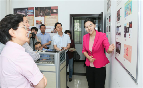 公司工作人員向劉玉珠局長介紹讓文物"活起來"與互聯(lián)網+相關試點工作 公司工作人員向劉玉珠局長介紹讓文物"活起來"與互聯(lián)網+相關試點工作