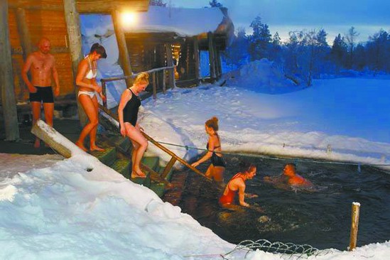 奇葩！芬蘭人蒸完桑拿跳冰湖