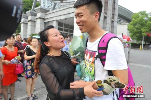 資料圖：家長給考生送上鮮花。王康明 攝