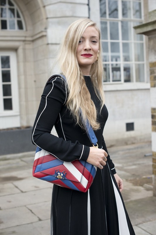 簡(jiǎn)約風(fēng)職場(chǎng)女性穿搭 黑白灰也可以不無聊