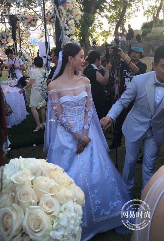 劉詩(shī)詩(shī)婚禮行頭值百萬(wàn) 不驕不躁剛剛好