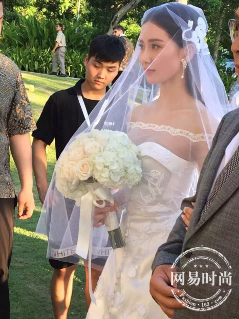 劉詩(shī)詩(shī)婚禮行頭值百萬(wàn) 不驕不躁剛剛好