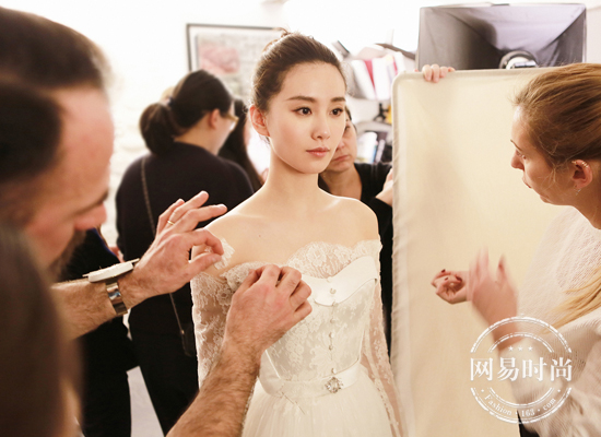 劉詩(shī)詩(shī)婚禮行頭值百萬(wàn) 不驕不躁剛剛好