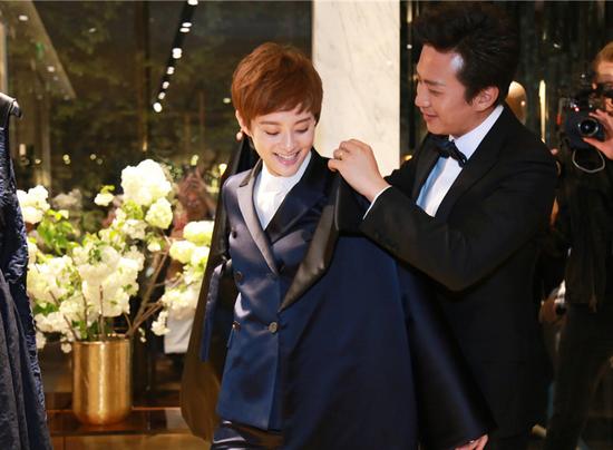 超哥，你還是老老實實伺候娘娘更衣吧。