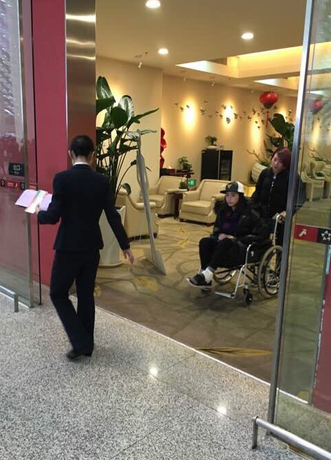 蔣欣怒斥群演私自曝光其受傷照 蔣欣怒斥群演私自曝光其受傷照