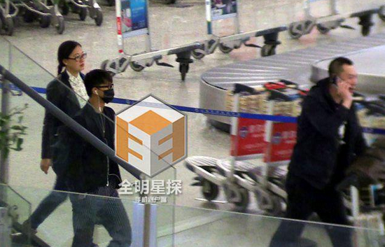 韓庚現(xiàn)身機場。