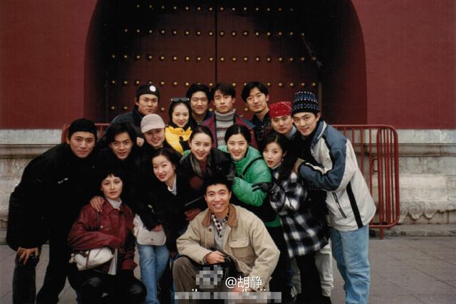 胡靜曬當年畢業(yè)照懷舊 胡靜曬當年畢業(yè)照懷舊