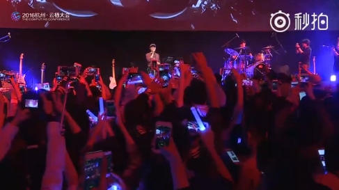 馬云登臺高歌《光輝歲月》臺風(fēng)不俗 馬云登臺高歌《光輝歲月》臺風(fēng)不俗