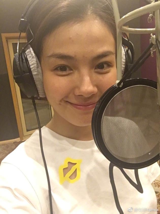 劉濤錄音棚素顏仍清秀 獻(xiàn)唱《歡樂(lè)頌2》主題曲