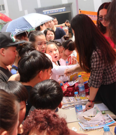 禮品領(lǐng)取處，這是要把工作人員圍攻的節(jié)奏啊。