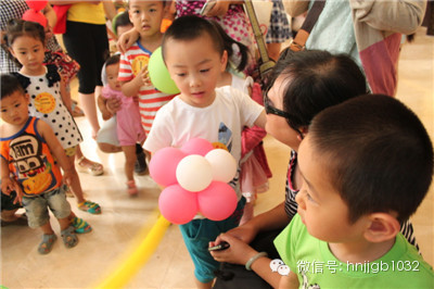 拿到氣球玩具的小朋友，瞬間成了焦點(diǎn)，周圍的小朋友都想和你做朋友，你知道嗎？