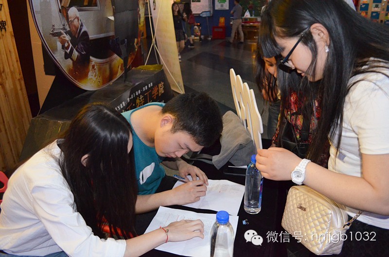 看，我們的工作人員正在組織簽到哦！