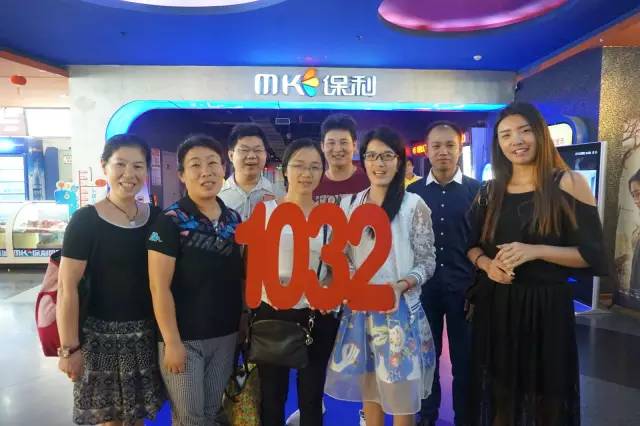 認(rèn)識(shí)的不認(rèn)識(shí)的，拍張合照就是朋友啦