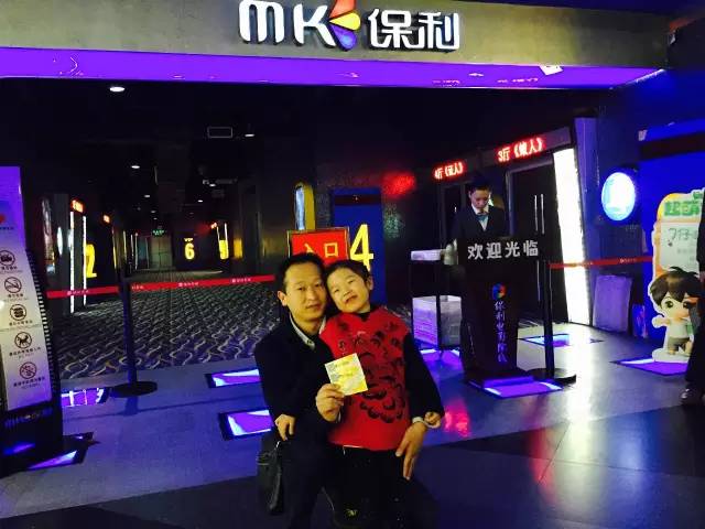 再來看兩個萌娃，表情都好有戲！