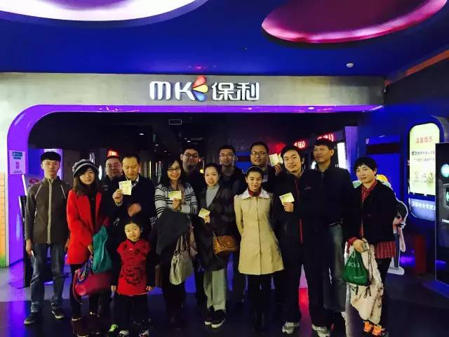 來張“全家?！?，人齊了，我們準備進場嘍