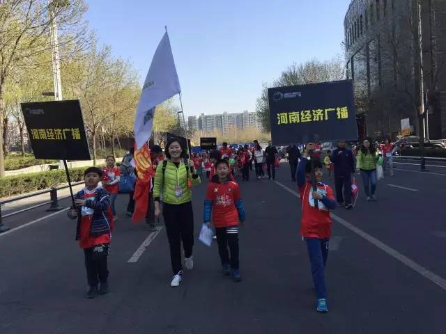 出發(fā)啦！小朋友和大朋友們昂首闊步向賽場邁進！
