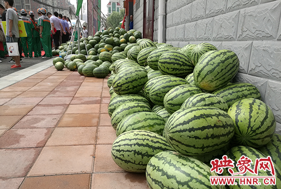 經(jīng)濟廣播工作人員和愛心企業(yè)給正在忙碌的環(huán)衛(wèi)工人、交警等送去一萬六千多斤西瓜和近百提礦泉水。