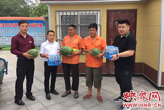 經(jīng)濟廣播工作人員和愛心企業(yè)給正在忙碌的環(huán)衛(wèi)工人、交警和協(xié)警等送去了一萬六千多斤西瓜和近百提礦泉水。