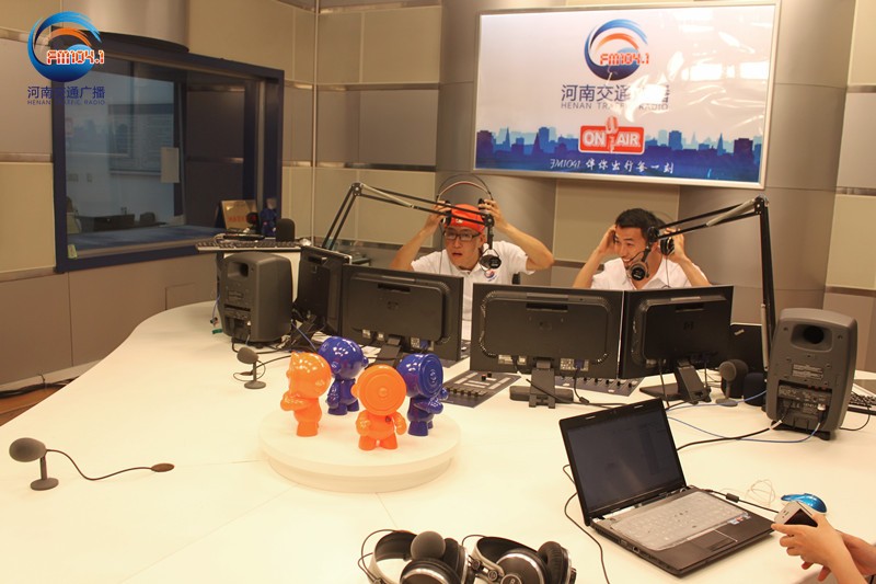 李憲和張弛怎么這么開心！又不是你們倆中獎(jiǎng)了！