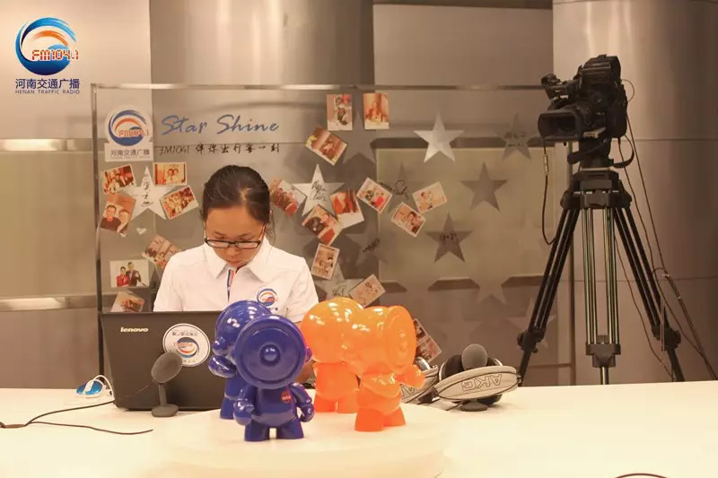 還是抽獎(jiǎng)的姑娘比較認(rèn)真！為保證抽獎(jiǎng)的公平公正，映象網(wǎng)進(jìn)行了全程視頻直播。