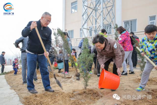 恩愛(ài)的老人一起種下一棵小樹苗，健健康康白頭偕老~