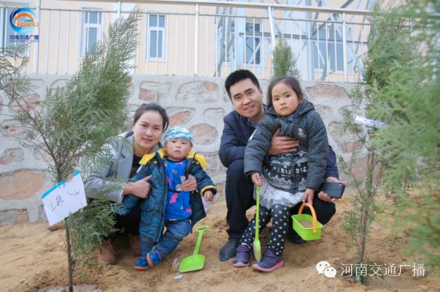 一家四口，一起種下我們的小樹，和寶貝兒們一起茁壯成長(zhǎng)！