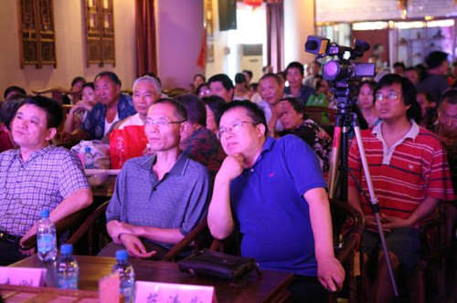 信息廣播總監(jiān)李金鋒（左1）、副總監(jiān)魏志剛（左2）、副總監(jiān)陳德年（左3）