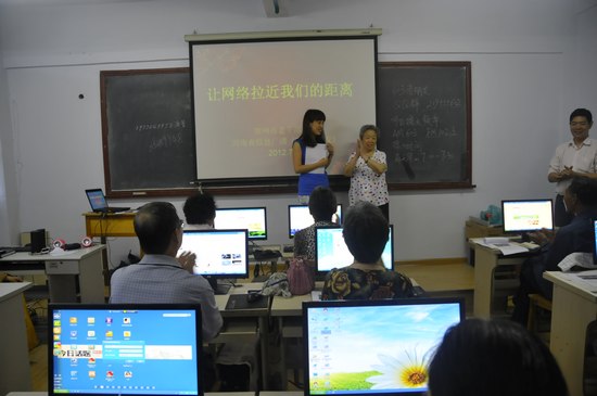 擁有18萬(wàn)粉絲的網(wǎng)絡(luò)紅人、78歲的QQ奶奶張秀麗也來(lái)到網(wǎng)絡(luò)課堂