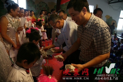 信息廣播總監(jiān)李金鋒等為小朋友獻(xiàn)愛(ài)心 信息廣播總監(jiān)李金鋒等為小朋友獻(xiàn)愛(ài)心