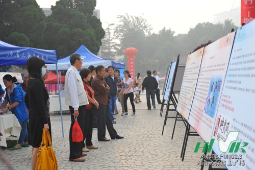 市民在宣傳展板前了解腫瘤知識(shí) 市民在宣傳展板前了解腫瘤知識(shí)