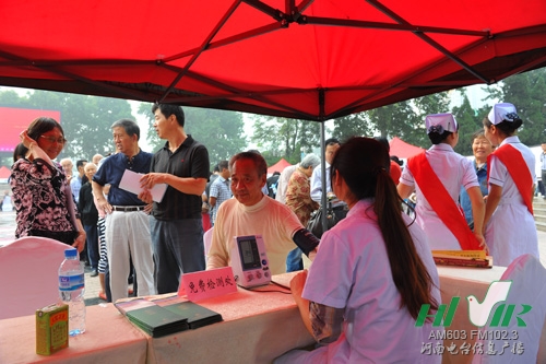 市民接受免費(fèi)身體檢測 市民接受免費(fèi)身體檢測