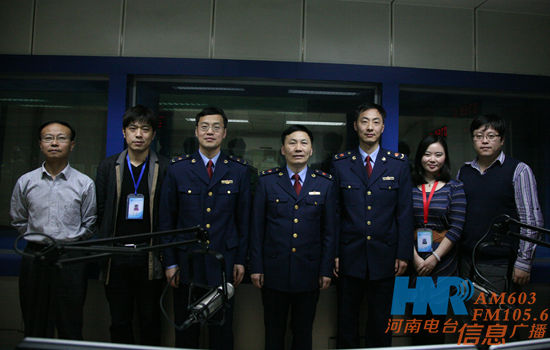 張俊峰一行與節(jié)目組成員在直播間 張俊峰一行與節(jié)目組成員在直播間