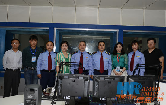 邵宏偉一行與節(jié)目組成員在直播間 邵宏偉一行與節(jié)目組成員在直播間