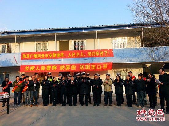 捐贈防霧霾口罩現(xiàn)場