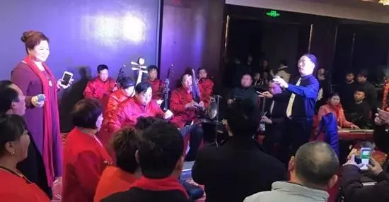 現(xiàn)場的樂隊老師也是咱的戲迷朋友，為了周迪的見面會今天累也開心