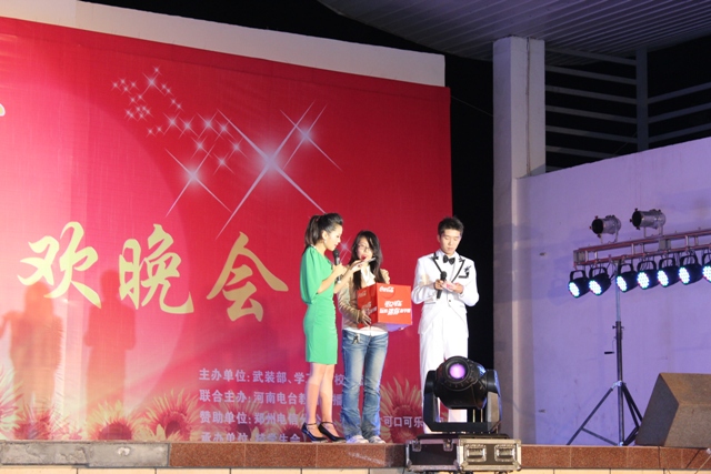 教育廣播女主播葉子現身晚會，全場沸騰