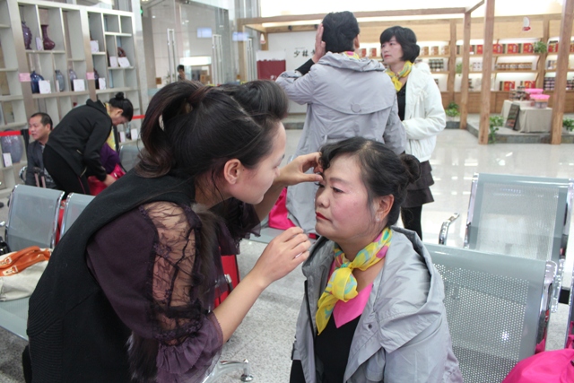 活動開始前，教育廣播女主播幫參與活動演出的老人化妝