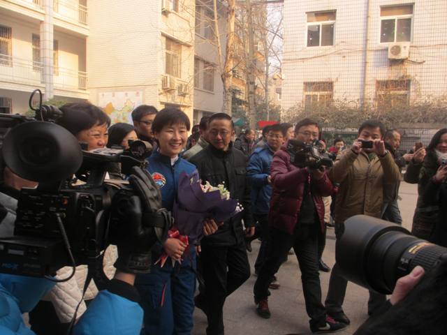 劉洋走進(jìn)母?！嵵萑? oldsrc=