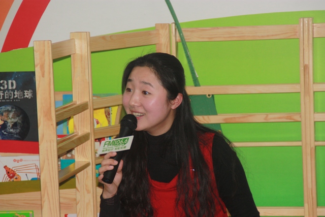 女主播“卷卷貓”親臨現(xiàn)場(chǎng)，繪聲繪色為孩子們講故事
