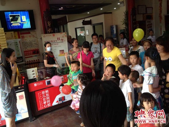 活動開始前，1066城市之聲的主持人跟孩子們進(jìn)行現(xiàn)場互動。