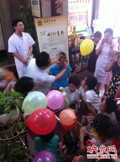 活動開始了，濟(jì)華中醫(yī)館的保健按摩專家李老師為大家講解如何有效預(yù)防青少年近視。