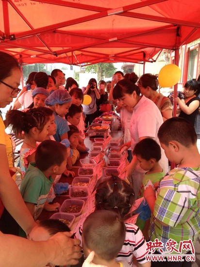 為了不影響中藥房里藥劑師正常工作，我們把孩子們在認(rèn)中藥和裝香囊的兩個環(huán)節(jié)搬到了室外