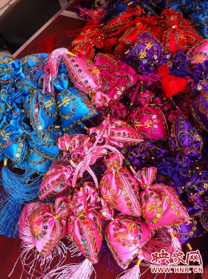 孩子們的好奇心得以大大的滿足，接下來就要裝香囊啦，你看，五顏六色的香囊多漂亮！