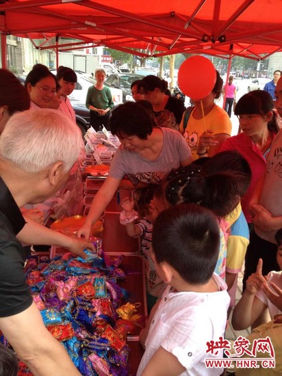 中醫(yī)館裝備了防蚊蟲、預(yù)防手足口等四個藥方，并把這些藥磨成粗粉，每個孩子把不同藥方粉裝如香囊?guī)Щ丶? complete=