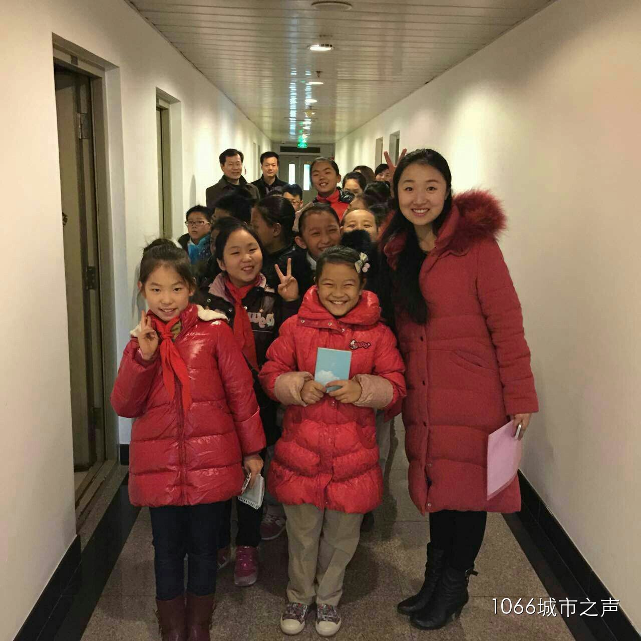 簽字和揭牌儀式后，教育廣播（城市之聲）主持人“卷卷貓”帶領(lǐng)“小主持人”走進(jìn)河南廣播大廈