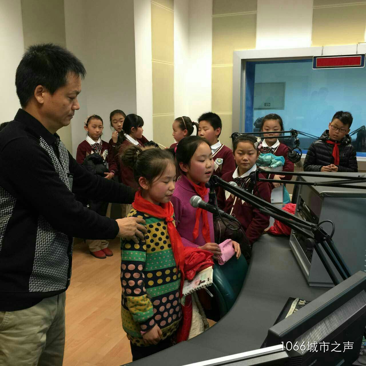 現(xiàn)場接受播音指導(dǎo)，有模有樣耶！